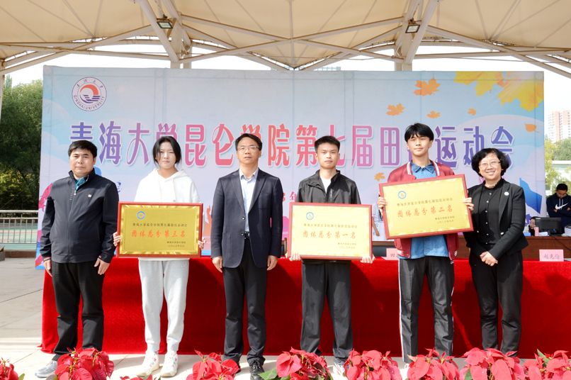 全体人员肃立