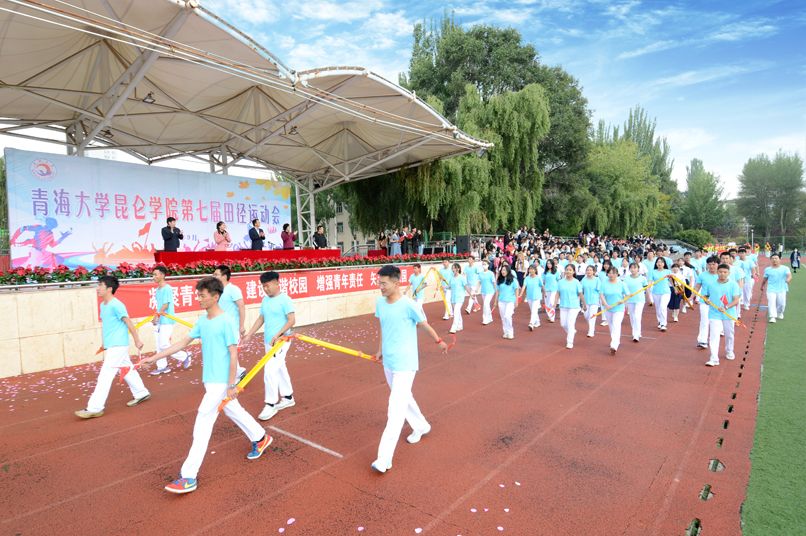国旗队步履矫健地通过主席台