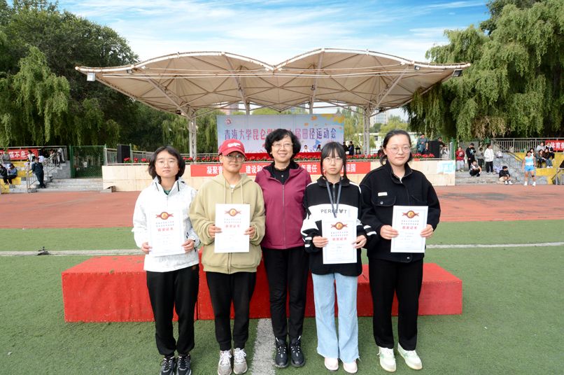 她首先代表星空体育注册就送党政领导和