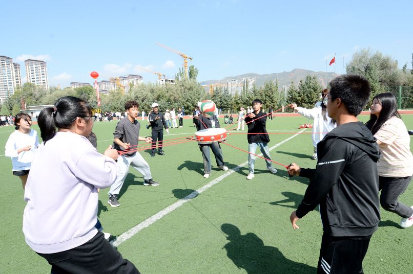 各专业代表队依次通过主席台